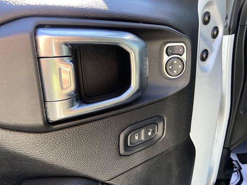 Used 2022 Jeep Wrangler Unlimited Sahara AWD/4WD image 10