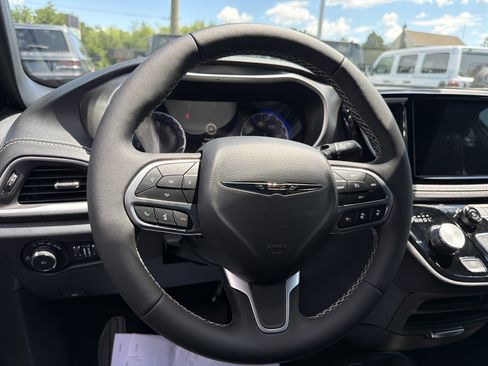 Used 2025 Chrysler Pacifica Select FWD image 17