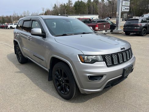 Used 2021 Jeep Grand Cherokee Laredo X AWD/4WD image 3