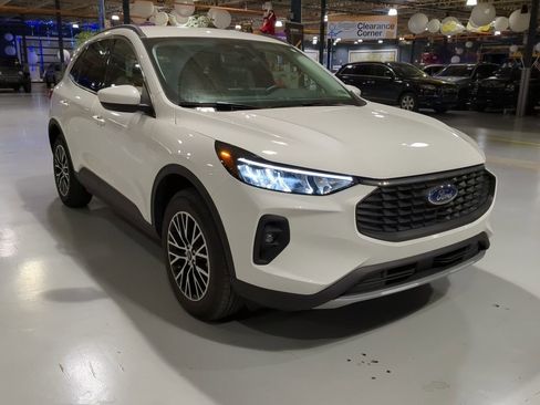 Used 2025 Ford Escape SE image 4