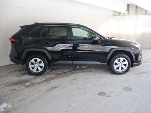 Used 2021 Toyota RAV4 LE image 4