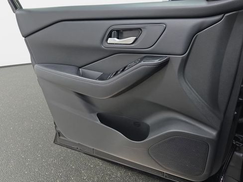 Used 2025 Nissan Rogue SV image 25