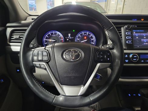 Used 2014 Toyota Highlander XLE image 25