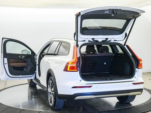 Certified 2026 Volvo V60 B5 Cross Country Plus w/ Climate Package AWD/4WD image 25