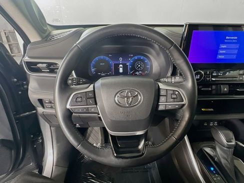Used 2023 Toyota Highlander Platinum image 16