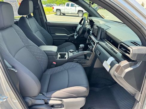 Used 2025 Toyota Tacoma SR5 AWD/4WD image 29