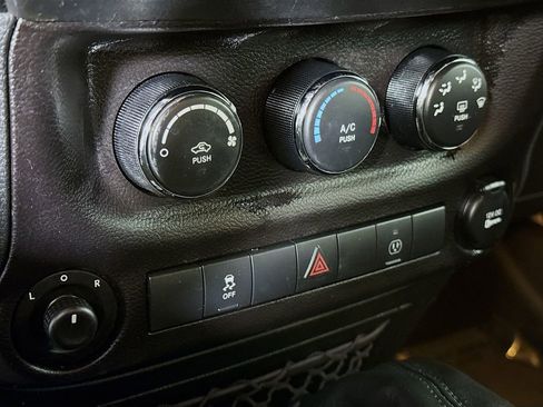 Used 2017 Jeep Wrangler Unlimited Sahara w/ Connectivity Group AWD/4WD image 7