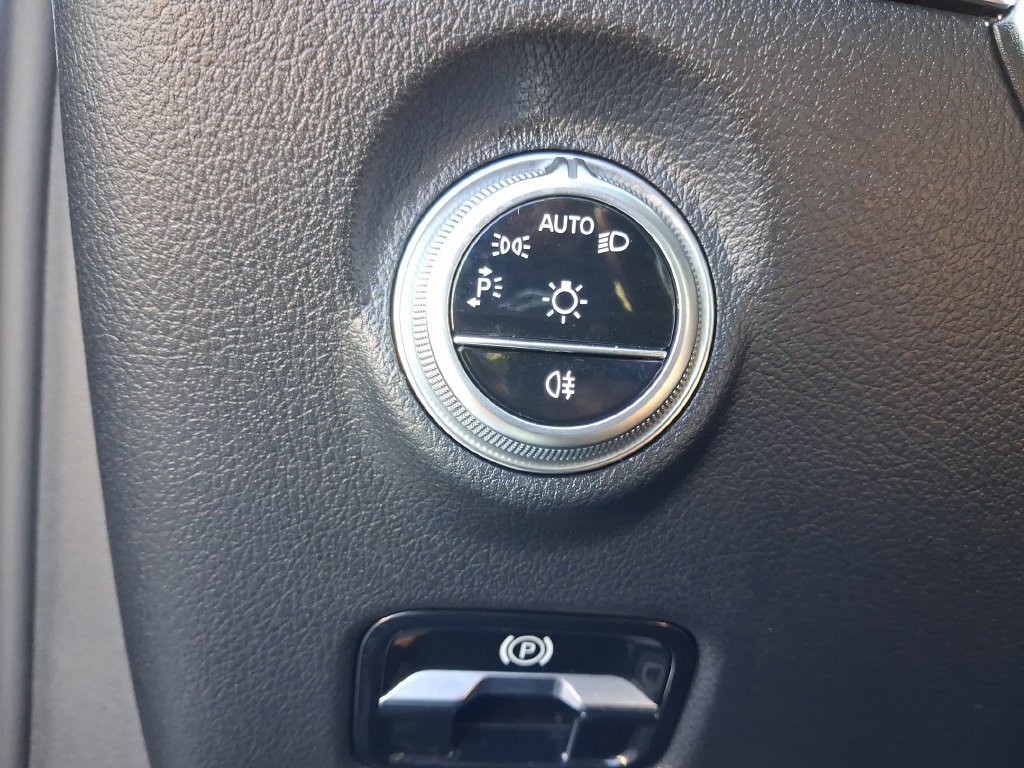 Used 2025 Mercedes-Benz C 300 Sedan image 25