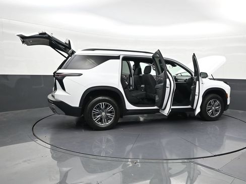 Used 2025 Chevrolet Traverse LT FWD image 33