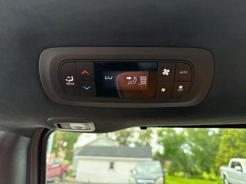 Used 2025 Chrysler Pacifica Pinnacle w/ Trailer Tow Group AWD/4WD image 18
