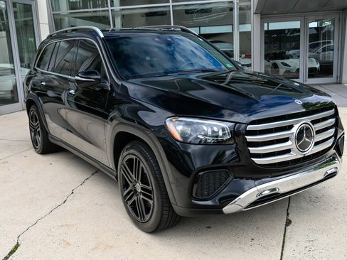 Used 2025 Mercedes-Benz GLS 450 4MATIC image 3