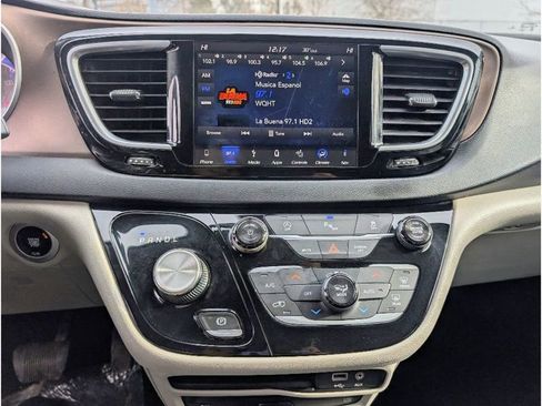 Used 2018 Chrysler Pacifica Touring-L Plus image 24