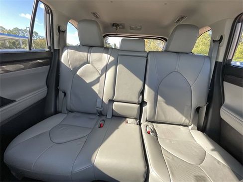 Used 2023 Toyota Highlander Limited image 17
