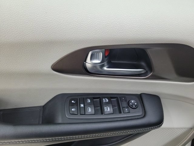 Used 2023 Chrysler Voyager LX FWD image 21