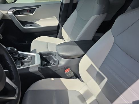 Used 2020 Toyota RAV4 XLE Premium image 18