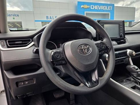 Used 2020 Toyota RAV4 LE FWD image 8