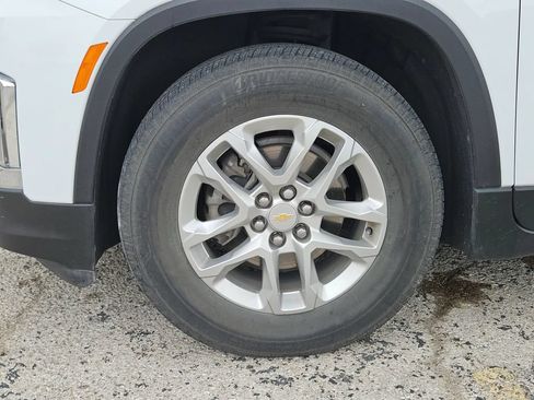 Used 2023 Chevrolet Traverse LS w/ Safety Package FWD image 5