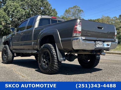 Used 2015 Toyota Tacoma 4x4 Access Cab V6 w/ TRD Off-Road Package image 3