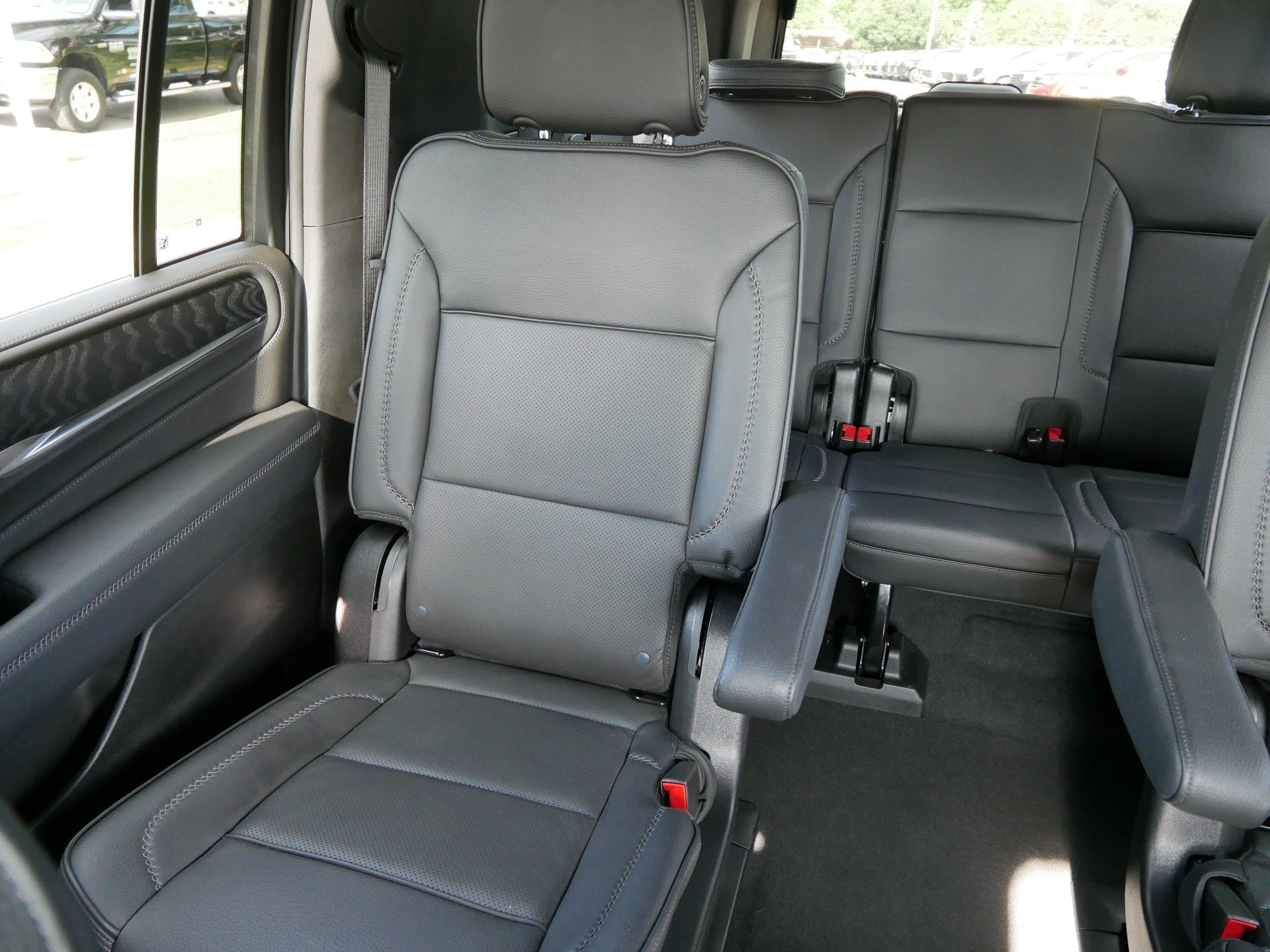 Used 2024 GMC Yukon XL Denali AWD/4WD image 12