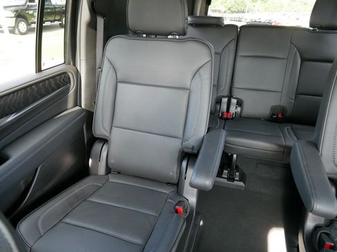 Used 2024 GMC Yukon XL Denali AWD/4WD image 12