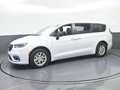 Used 2025 Chrysler Pacifica Select FWD image 2