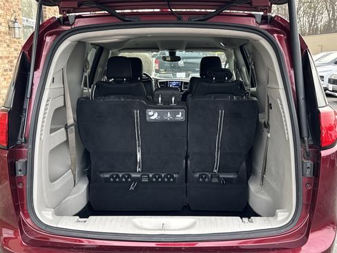 Used 2019 Chrysler Pacifica Touring-L image 12