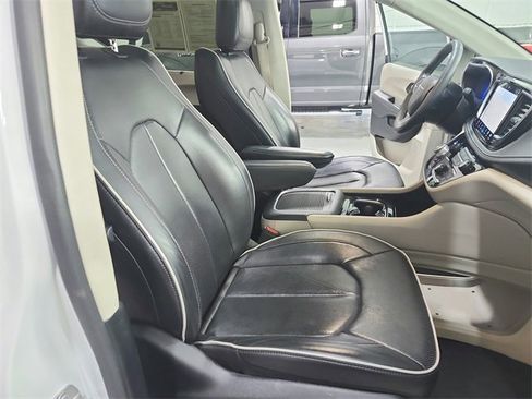 Used 2024 Chrysler Pacifica Limited image 39