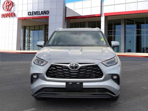 Used 2023 Toyota Highlander XLE image 3