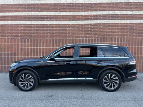 Used 2025 Lincoln Aviator AWD image 2