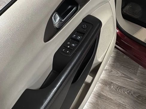 Used 2020 Chrysler Pacifica Touring-L FWD image 10