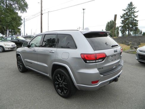 Used 2017 Jeep Grand Cherokee Altitude AWD/4WD image 6