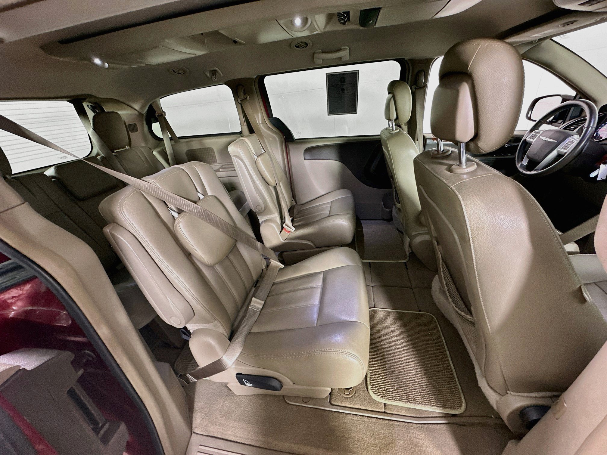 Used 2016 Chrysler Town & Country Touring FWD image 28