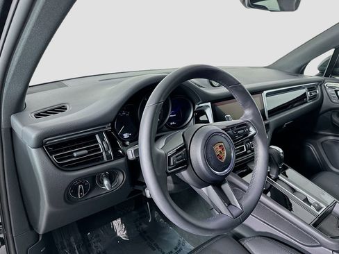 Used 2025 Porsche Macan image 4