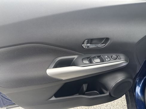 Used 2018 Nissan Kicks SV image 16