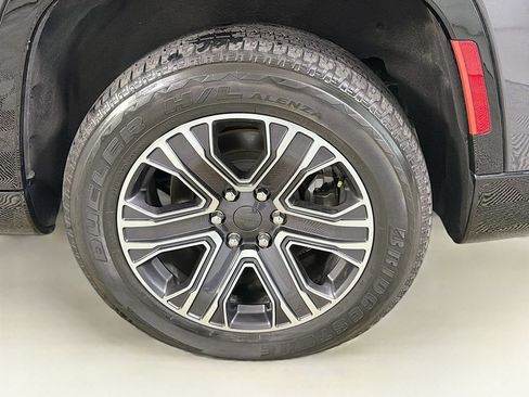 Used 2024 Jeep Wagoneer 4WD w/ Premium Group I image 37