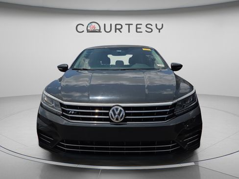 Used 2017 Volkswagen Passat 1.8T R-Line w/ R-Line Lighting Package FWD image 4