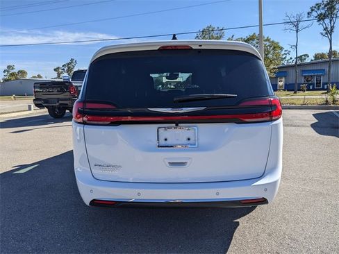 New 2026 Chrysler Pacifica Select image 5