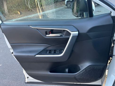 Used 2025 Toyota RAV4 XLE w/ Convenience Package image 18