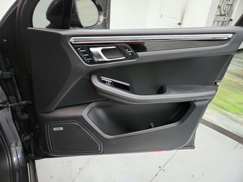 Used 2017 Porsche Macan AWD/4WD image 27