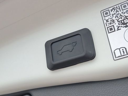 Used 2025 Toyota RAV4 XSE w/ Premium Package image 9