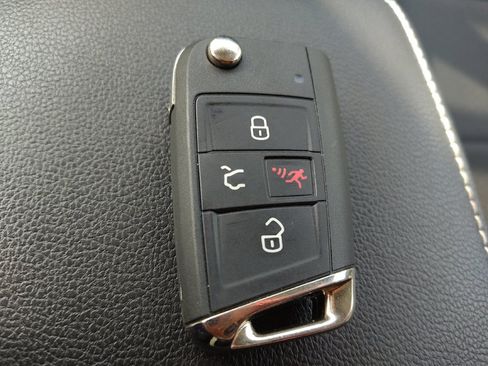 Used 2021 Volkswagen Tiguan SE w/ Panoramic Sunroof Package FWD image 32