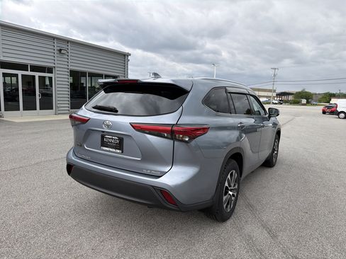 Used 2021 Toyota Highlander XLE AWD/4WD image 3