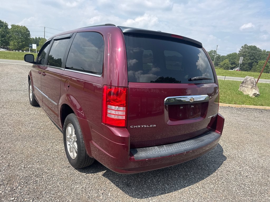 Used 2009 Chrysler Town & Country Touring FWD image 8