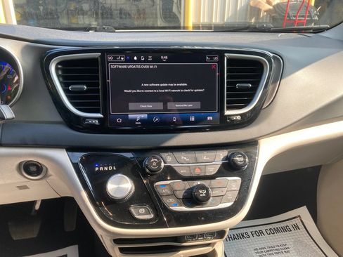 Used 2023 Chrysler Pacifica Touring-L FWD image 23