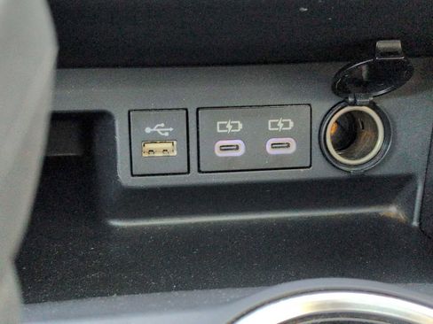 Used 2023 Toyota Highlander XLE image 32