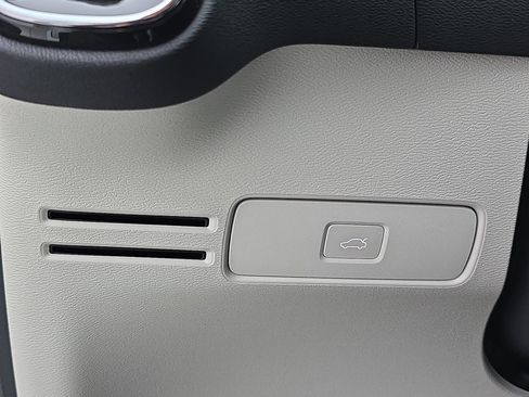 Used 2023 Volvo XC40 B4 Ultimate w/ Protection Package Premier image 26