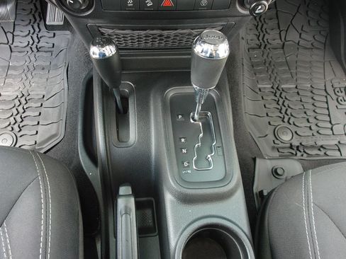 Used 2015 Jeep Wrangler Unlimited Rubicon w/ Connectivity Group AWD/4WD image 21