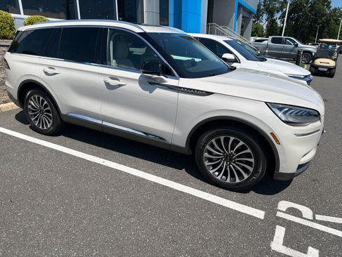 Used 2022 Lincoln Aviator AWD w/ Premium Package image 2