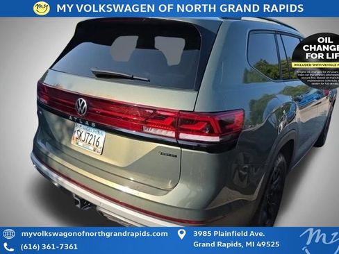 Used 2025 Volkswagen Atlas Peak Edition SE AWD/4WD image 6