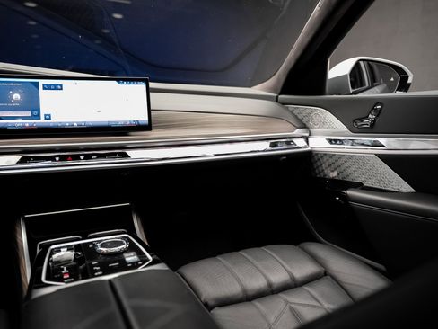 Used 2023 BMW 760i xDrive w/ Executive Package AWD/4WD image 43